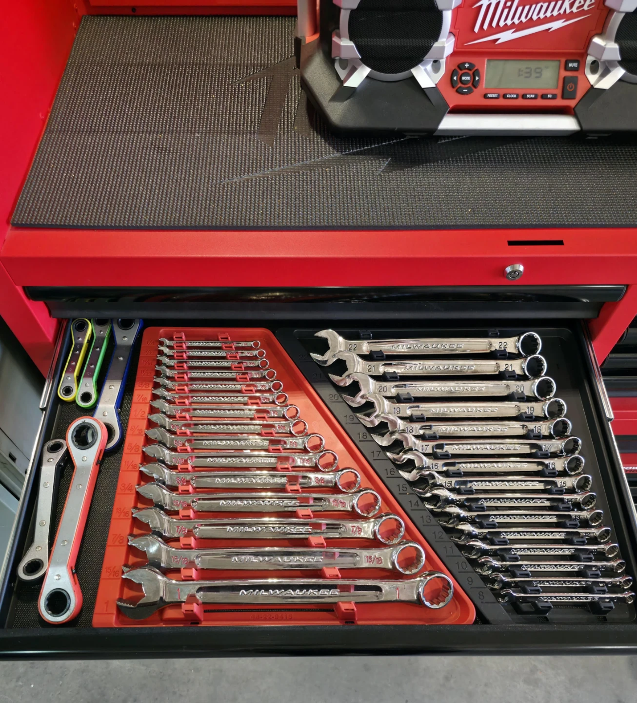 Milwaukee 46" Tool Box & Hutch Package - photo 3