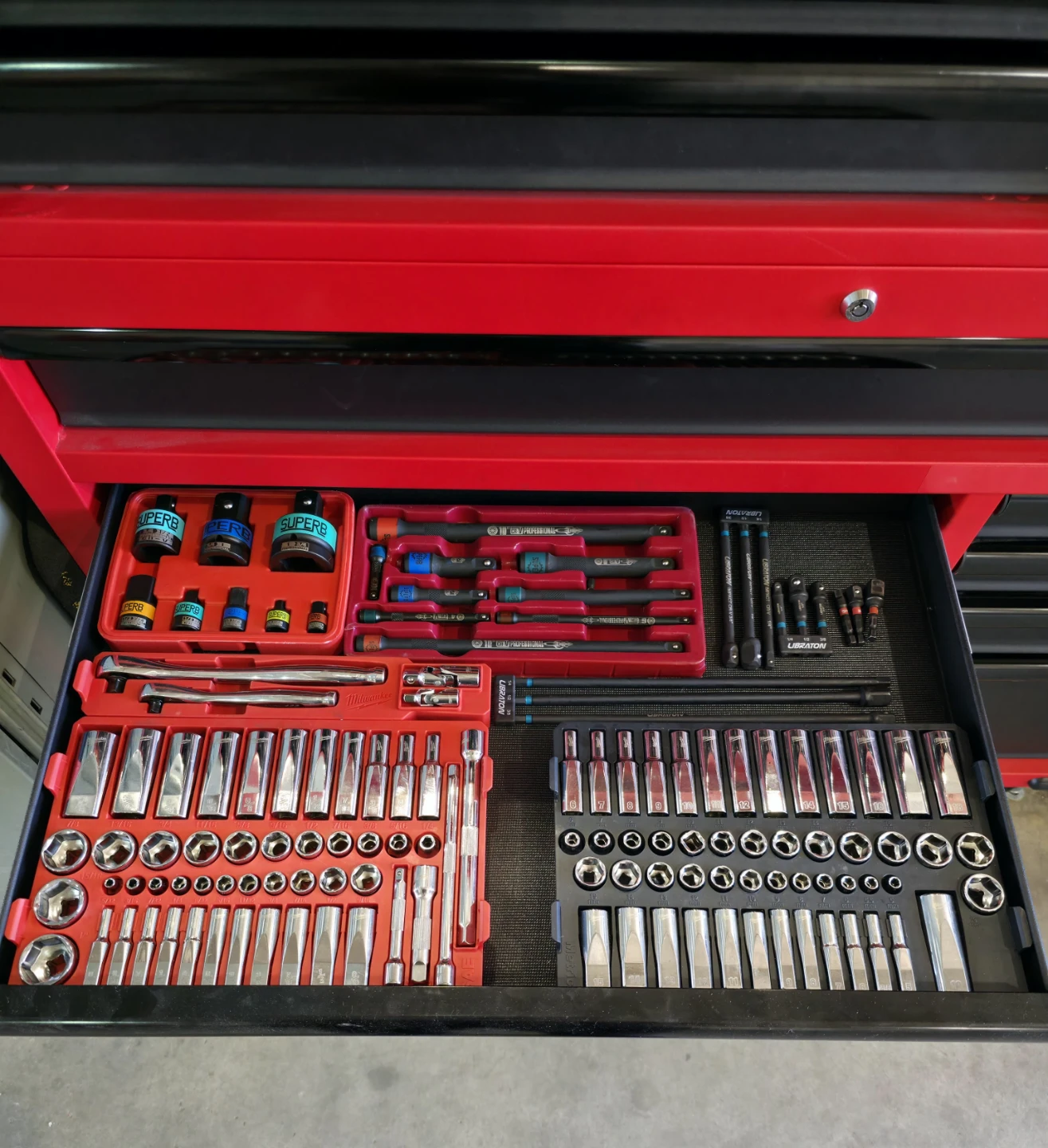 Milwaukee 46" Tool Box & Hutch Package - photo 4