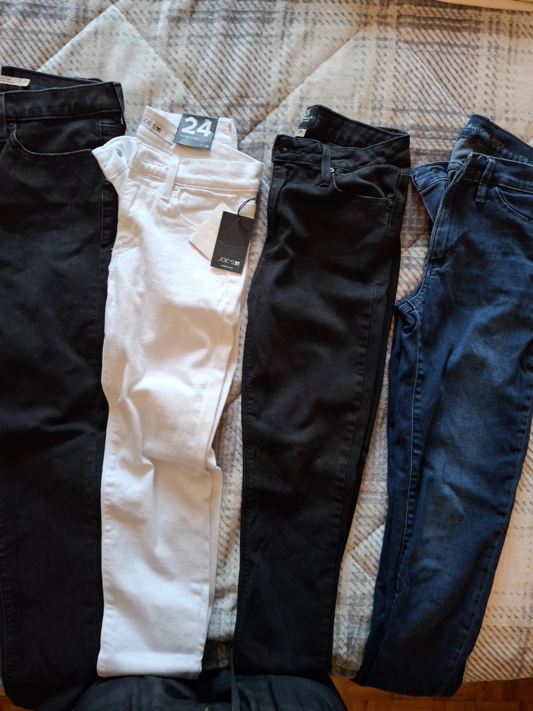 4 pairs of women's jeans: Levi's, Joe's, JB, Calvin Klein - photo 2