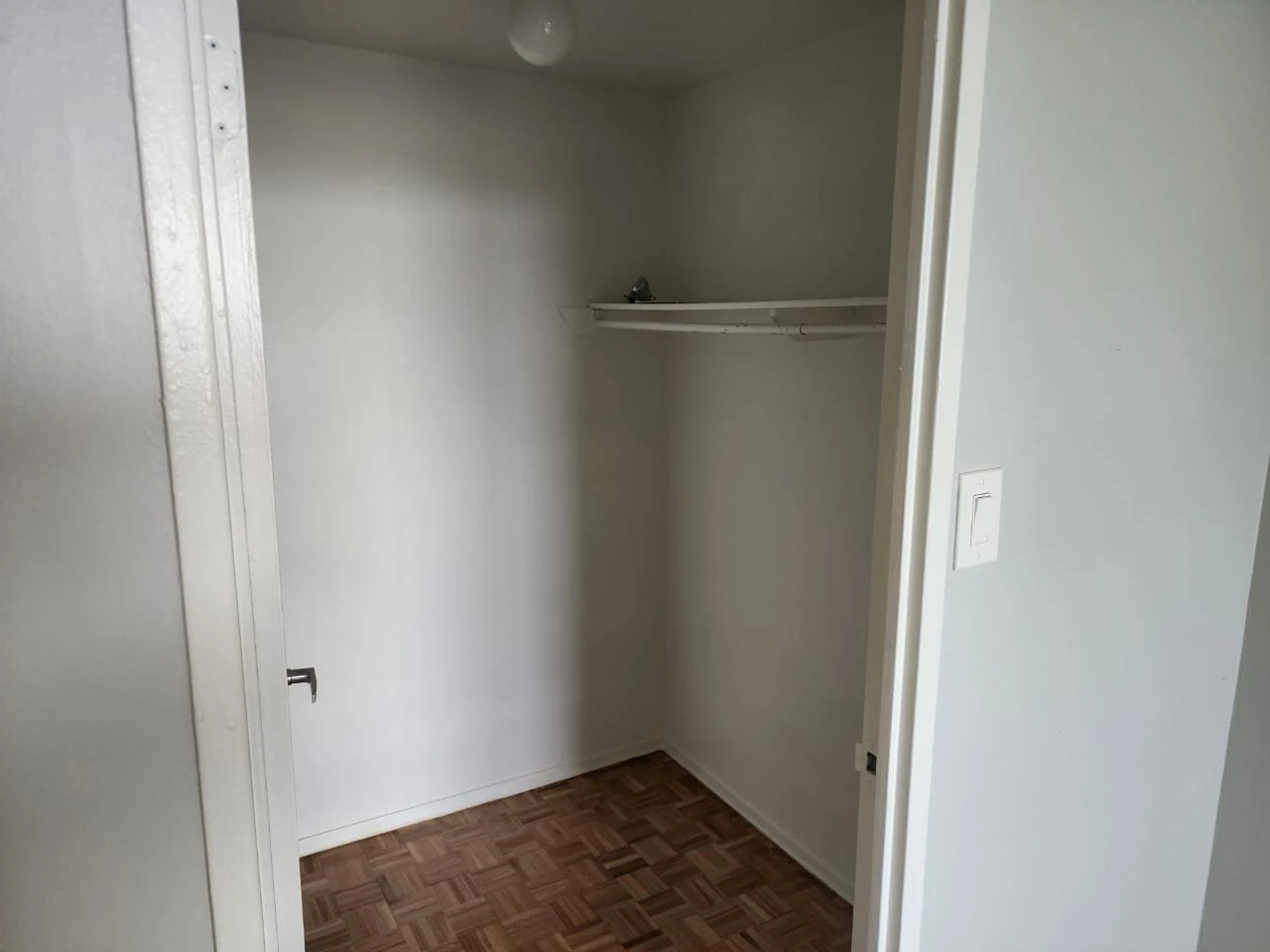 Empty Apartment Room - photo 2