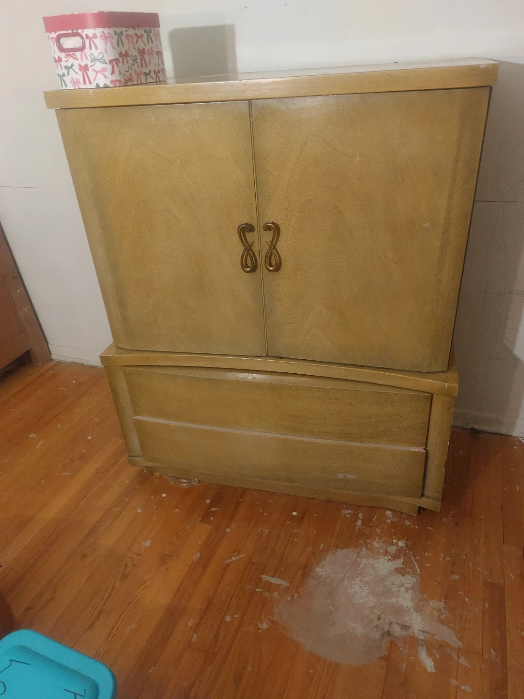 Moving sale Arrmoir, office desk, dining room set, TV cabinet - photo 2