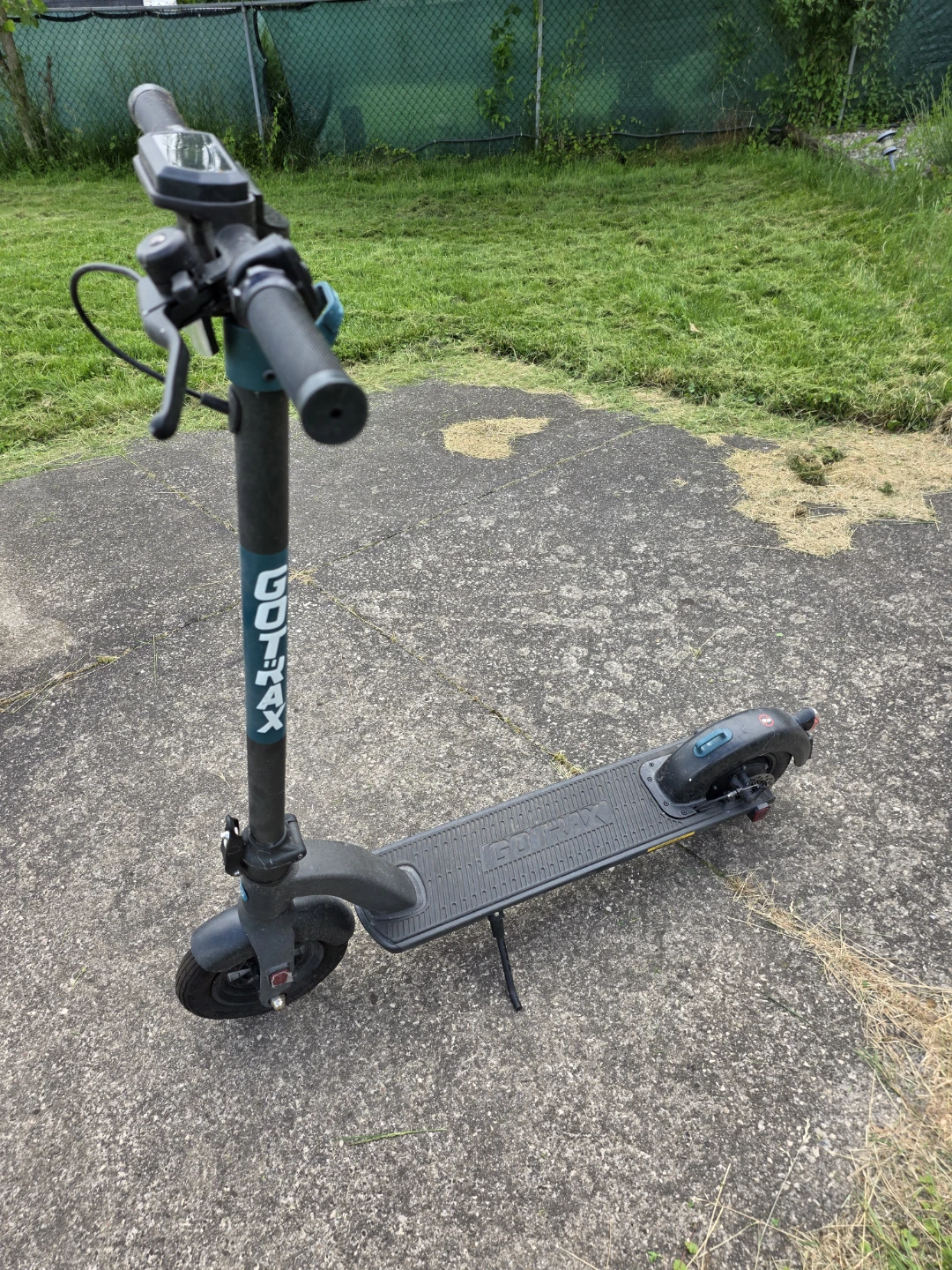 GOTRAX Electric Scooter come with two chargers and a helmet