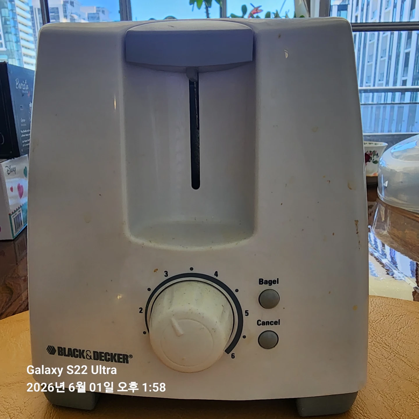 BLACK+DECKER White Toaster