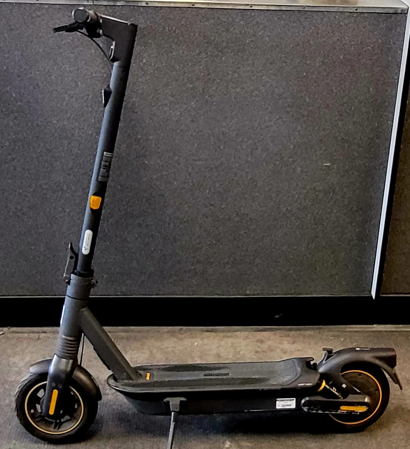 Ninebot Kick Max G2 E-Scooter (32564326)2