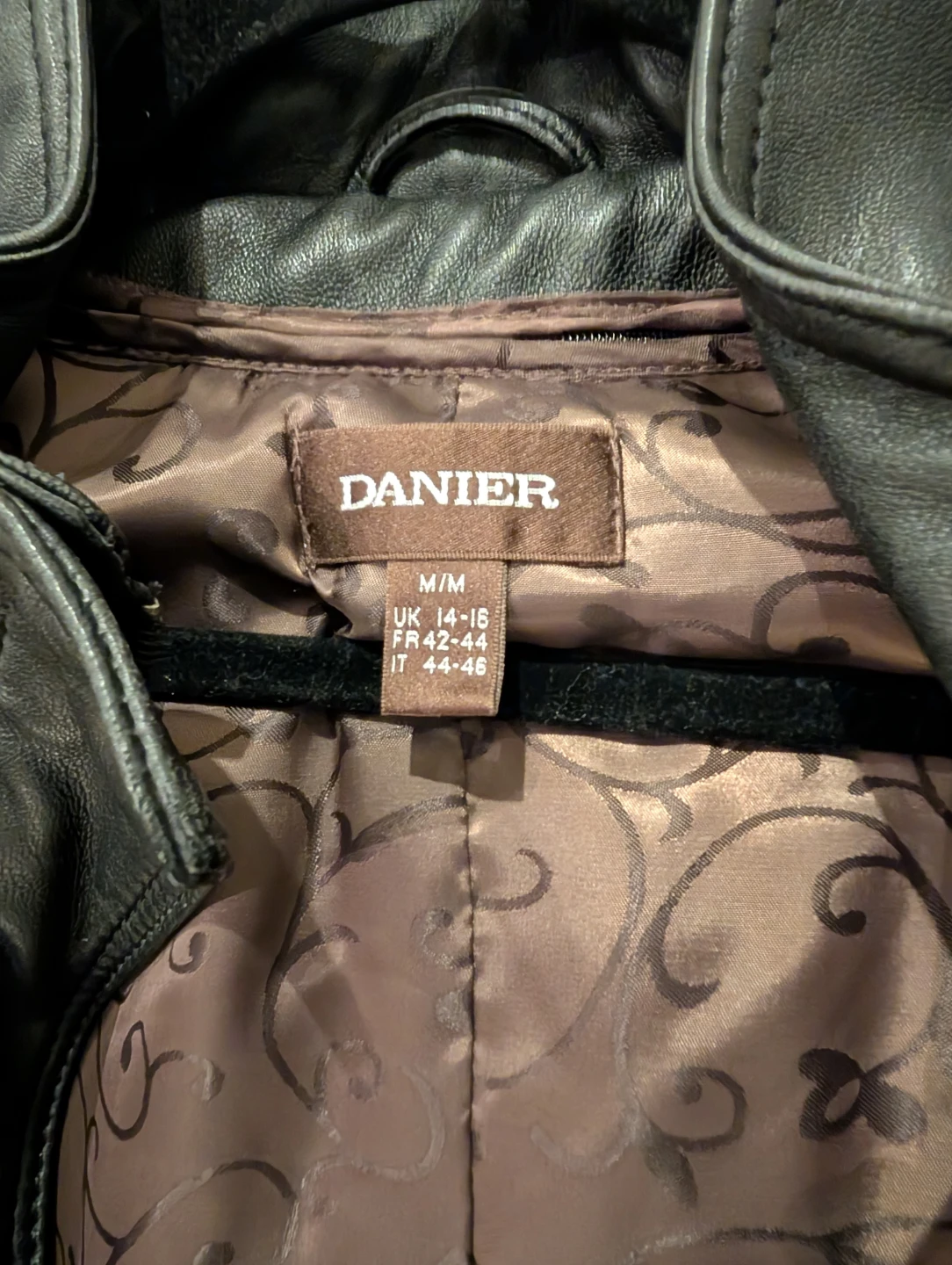 Danier Leather Coat with Fur Hood Size M - photo 3