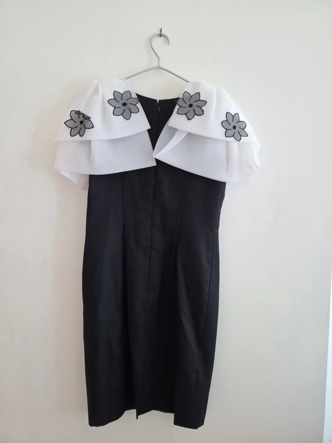 Black sheath dress with white floral overlay collar - photo 2