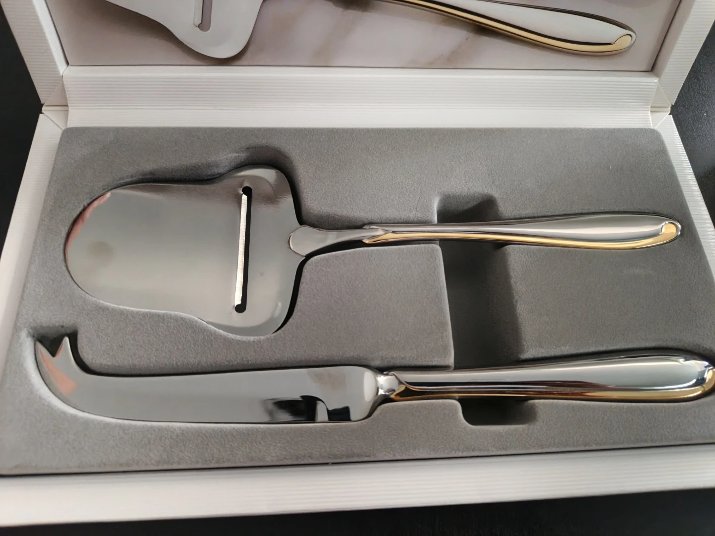 Mikasa Cheese Set