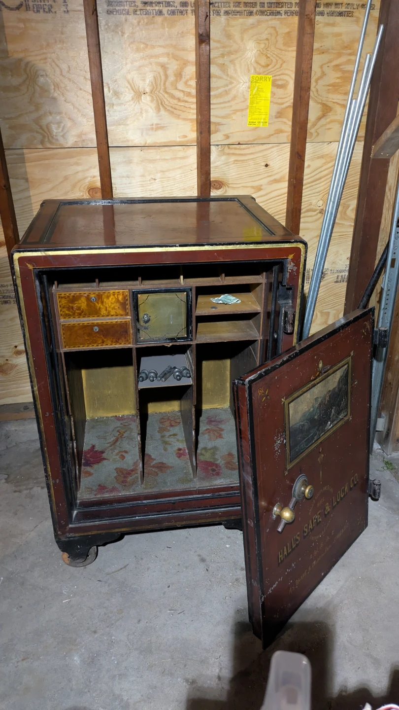 Hall's Safe & Lock Co. Antique Safe - photo 3