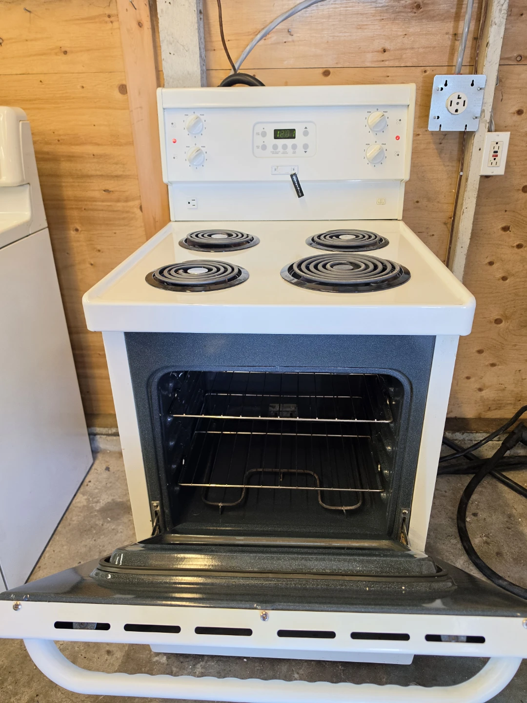 ​Frigidaire 24" Electric Coil Stove  - Delivery Available 🚚 - photo 4