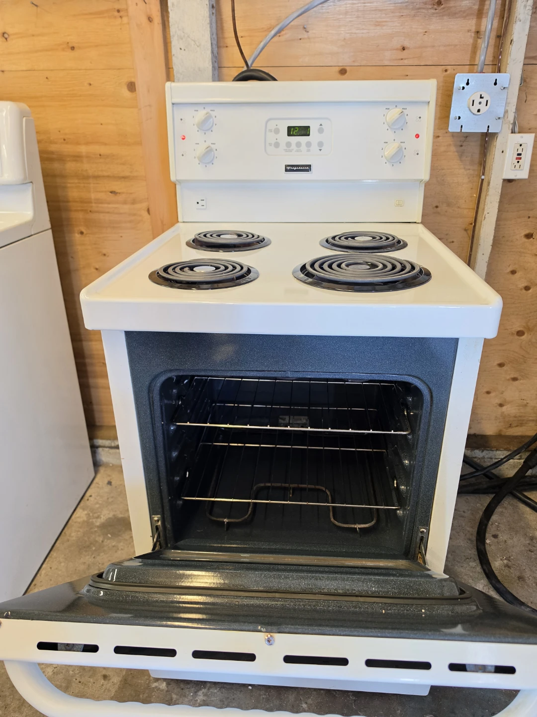 ​Frigidaire 24" Electric Coil Stove  - Delivery Available 🚚 - photo 5