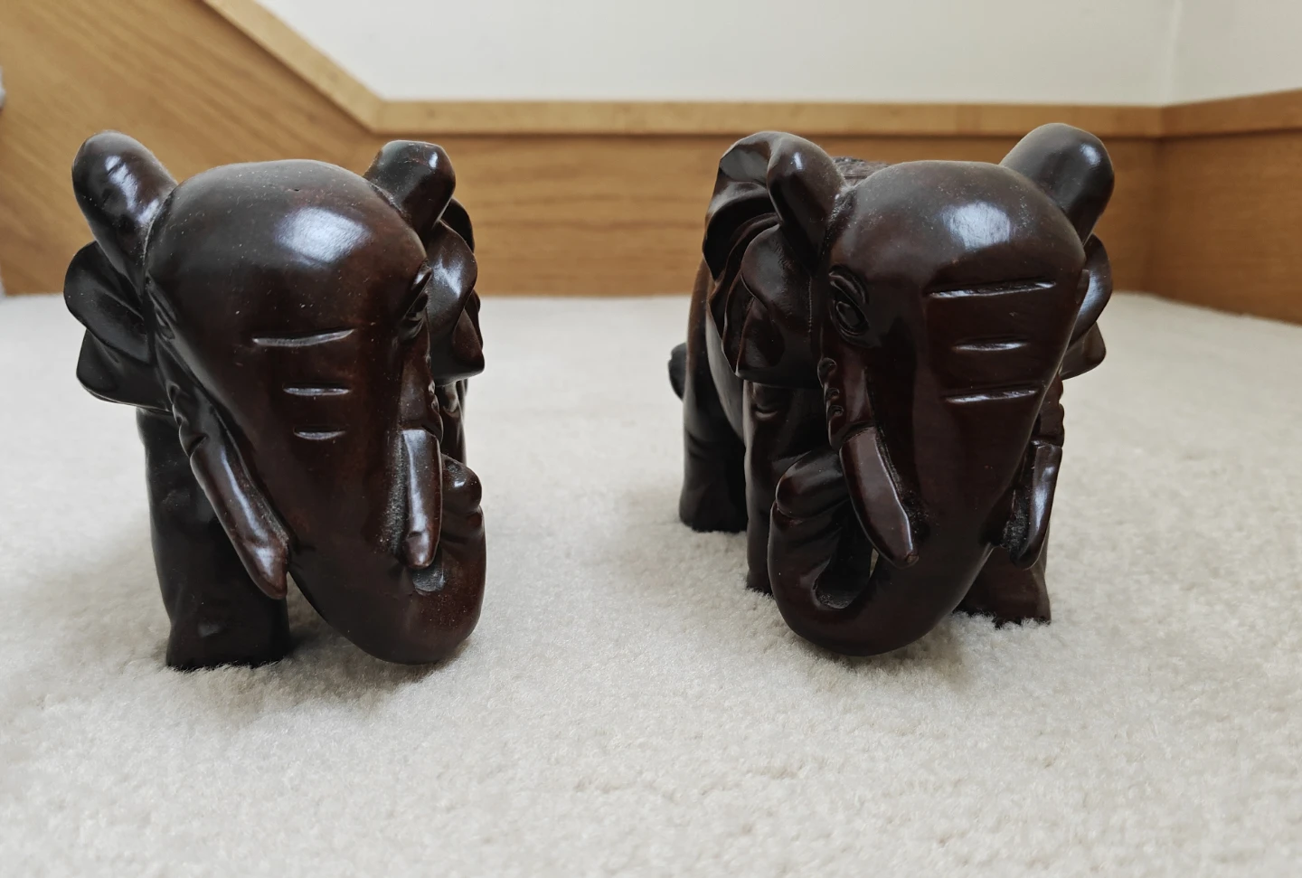 Pair of wooden elephant figurines - photo 2