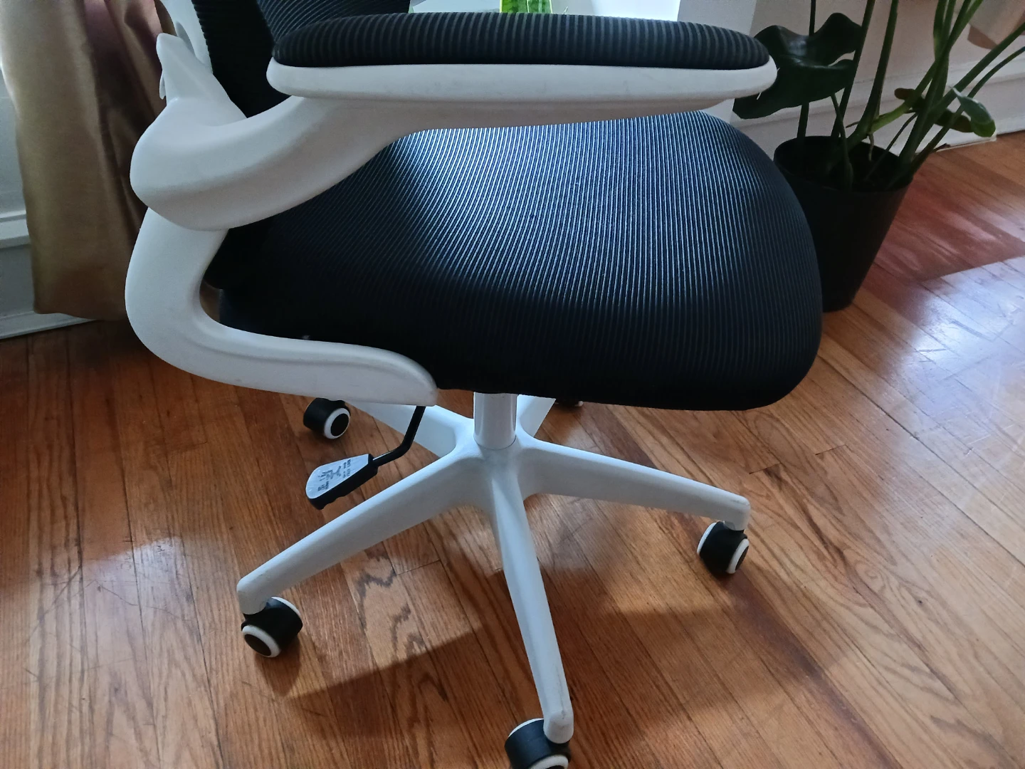 Black Mesh Office Chair - photo 3