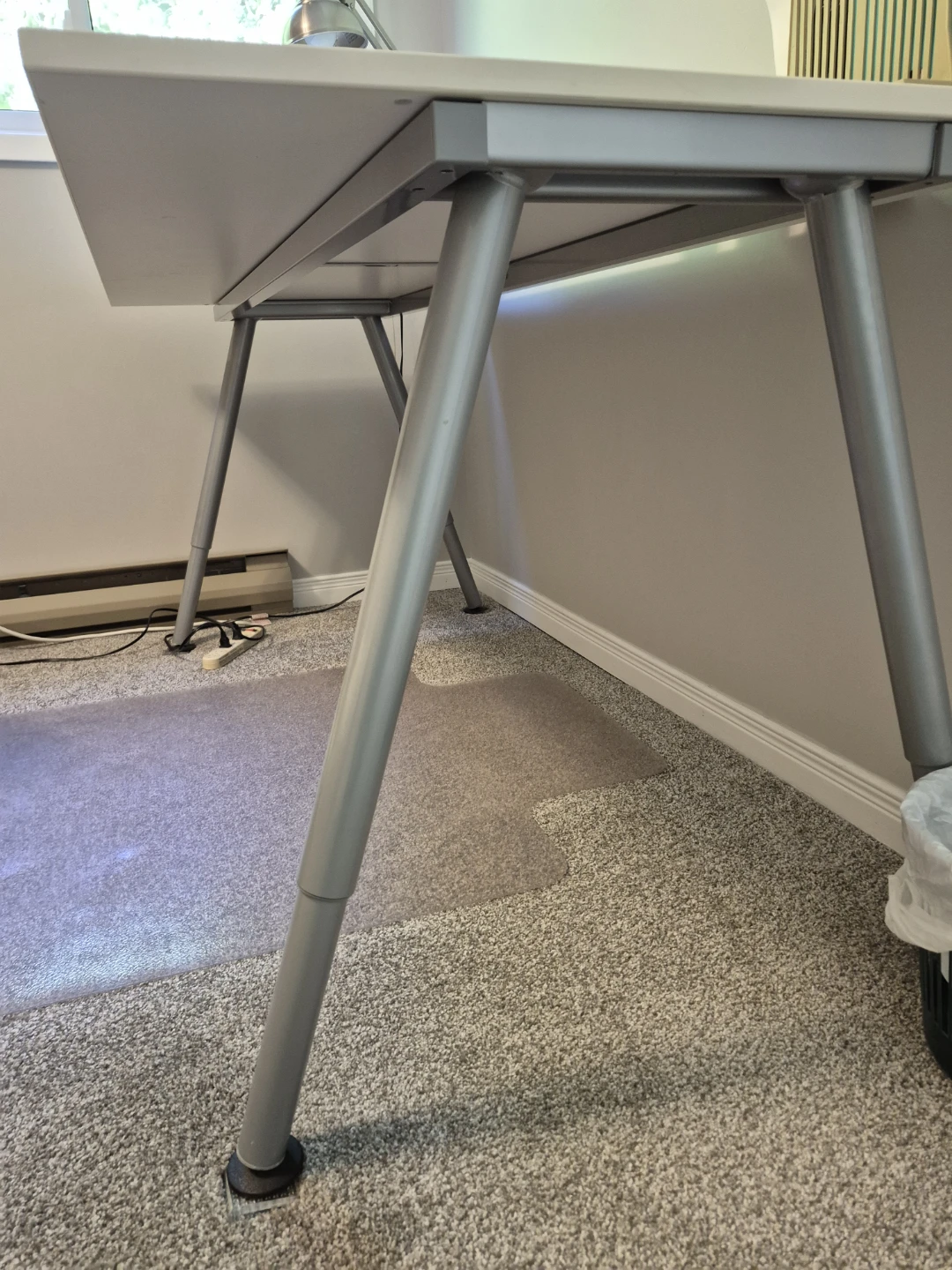 White Desk with Silver adjustable Legs (ikea) - photo 2