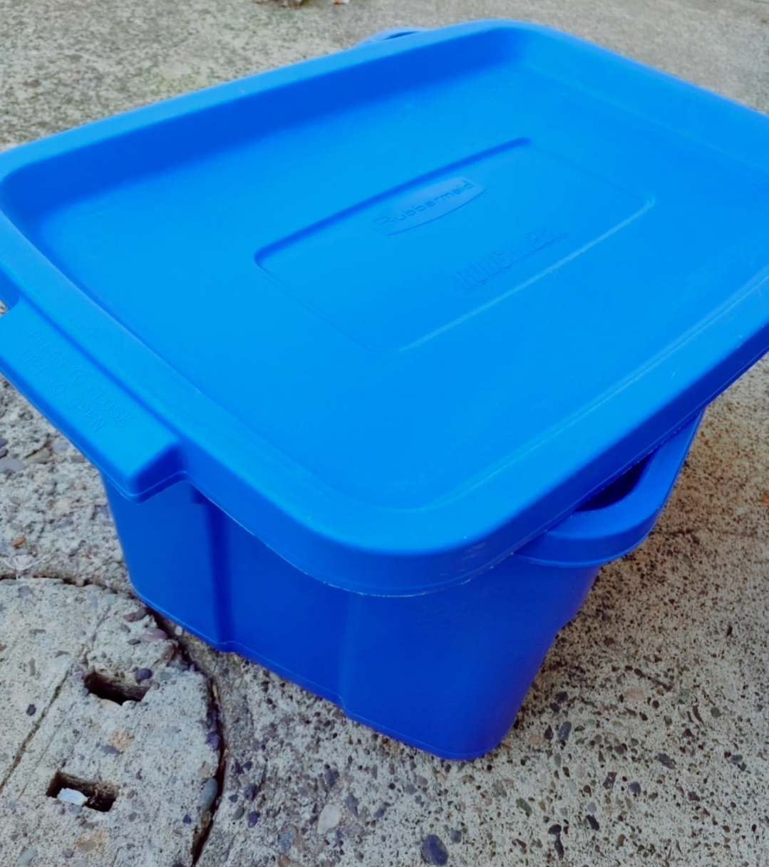 Large Rubbermaid Blue Storage Box with Lid - photo 2