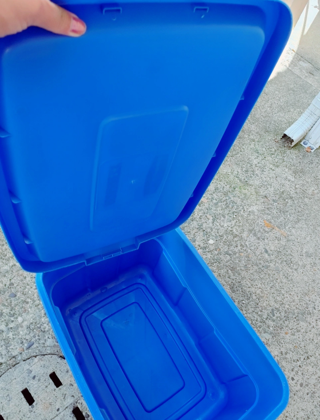 Large Rubbermaid Blue Storage Box with Lid - photo 5