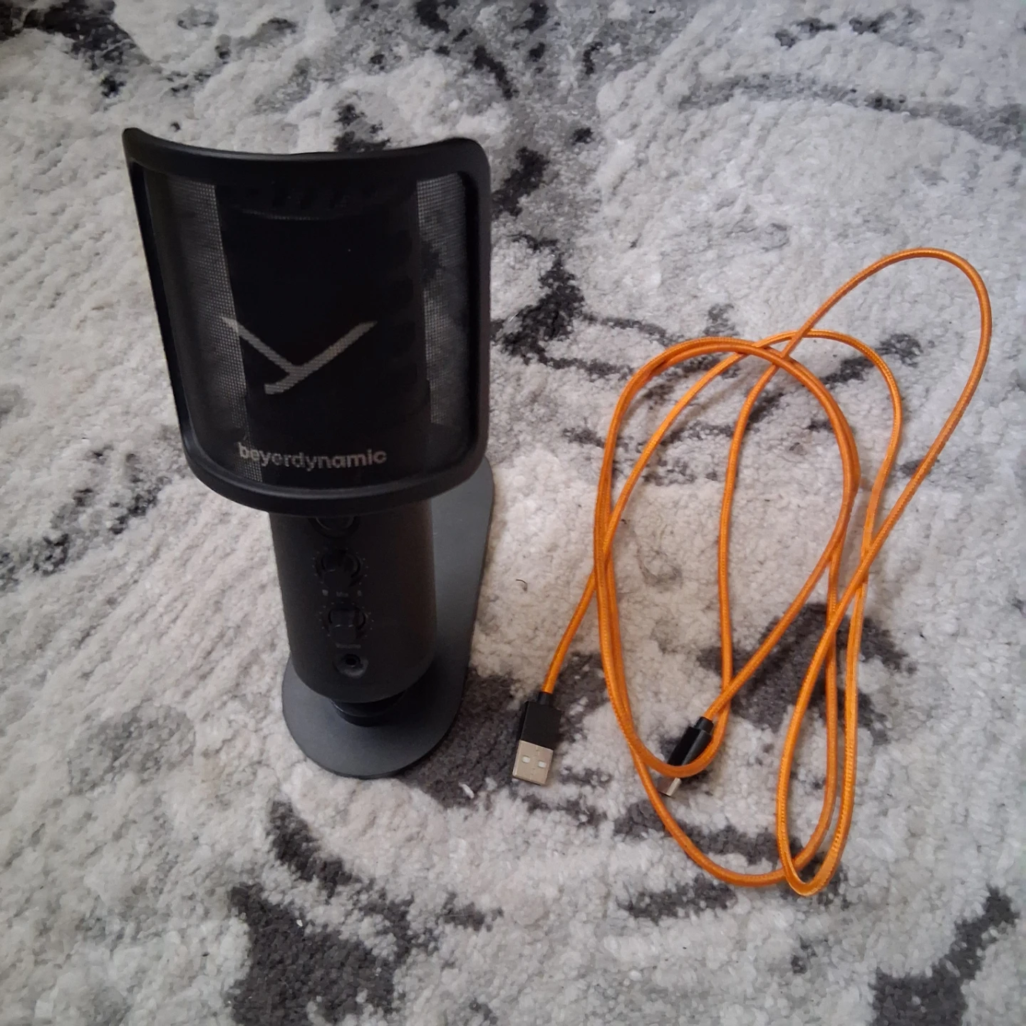 Beyerdynamic gaming/studio desktop microphone