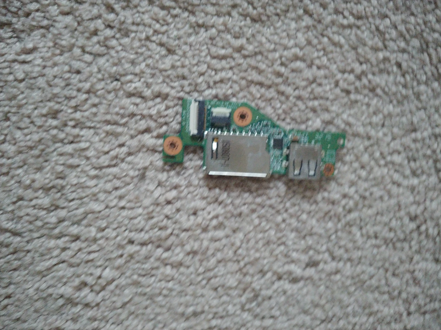 Acer Chromebook c740 series SD card reader and USB port - photo 3