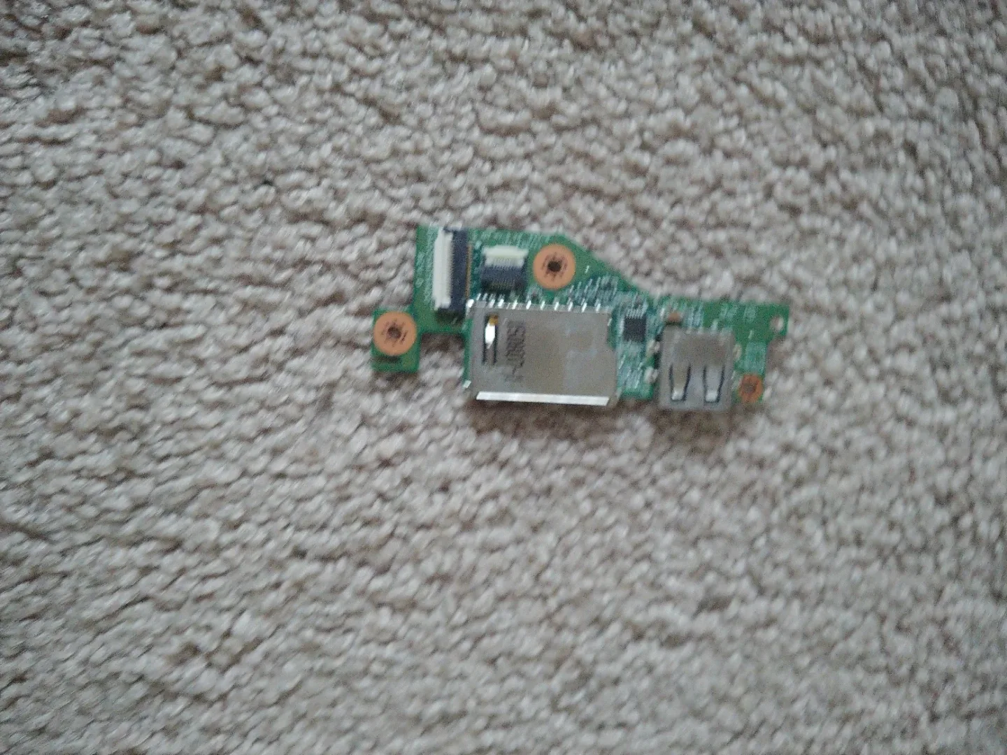 Acer Chromebook c740 series SD card reader and USB port - photo 3