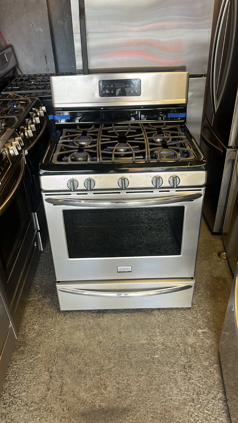 Frigidaire Gas Range Oven - photo 2