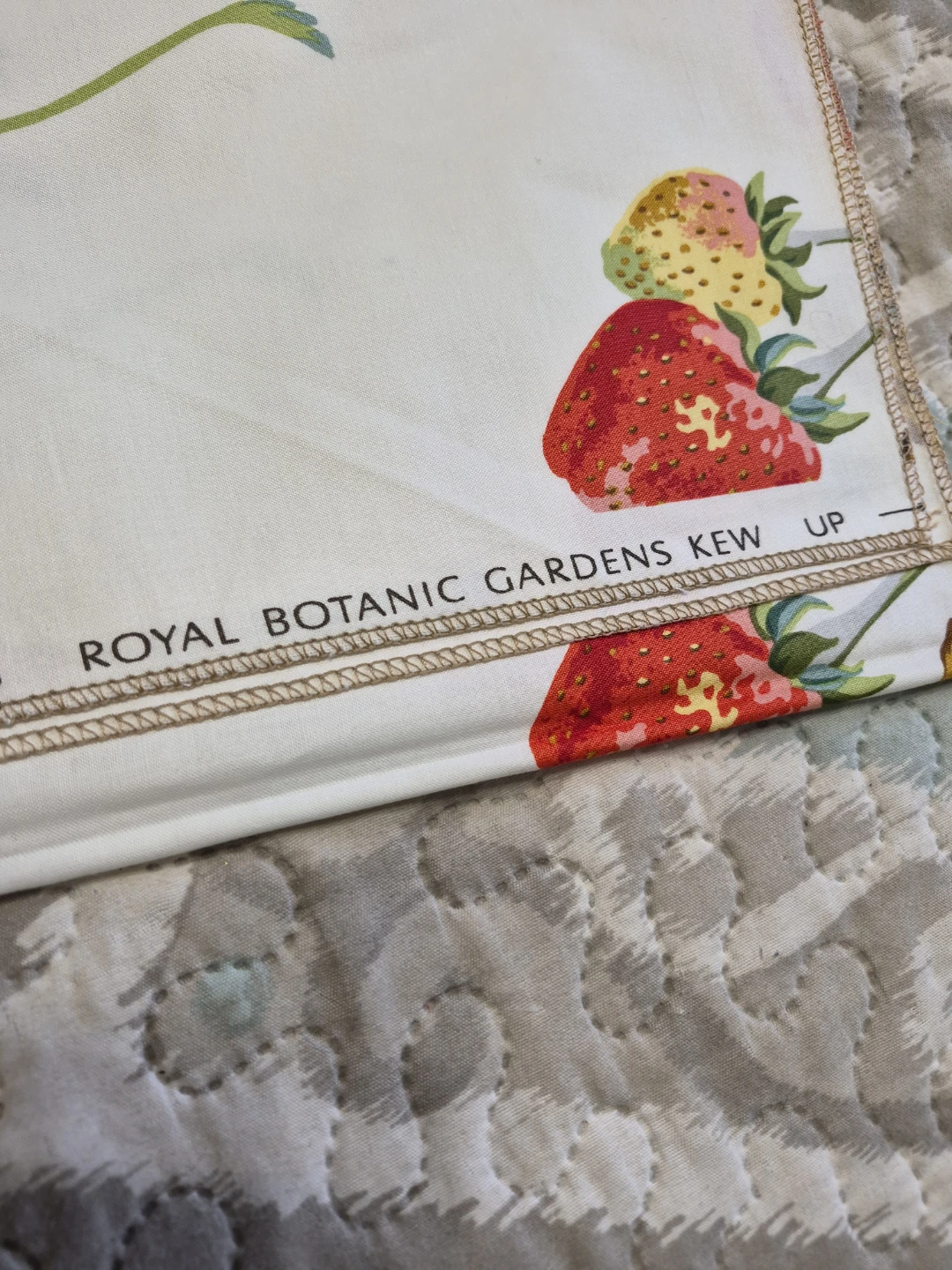 Beautiful 47 1/2" x 52" Strawberry Tablecloth - photo 4