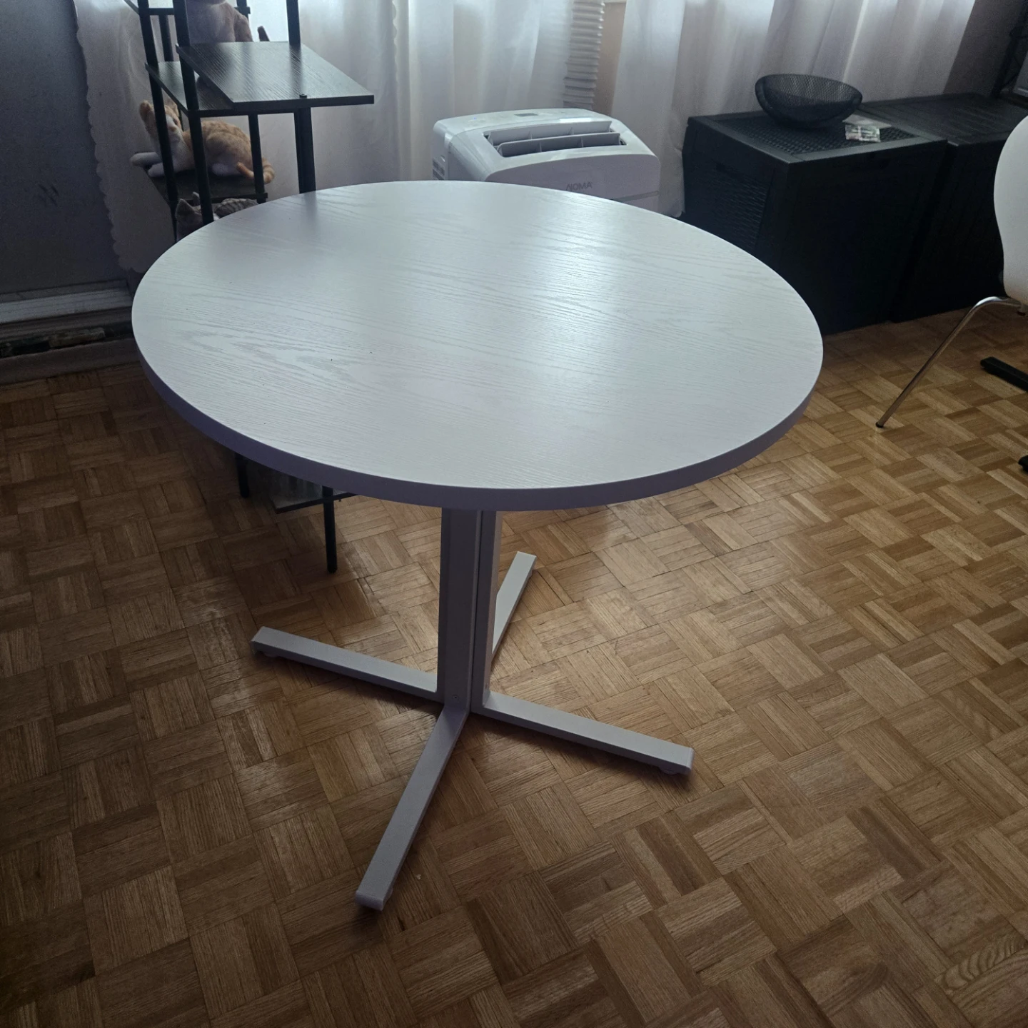 Round dinning table