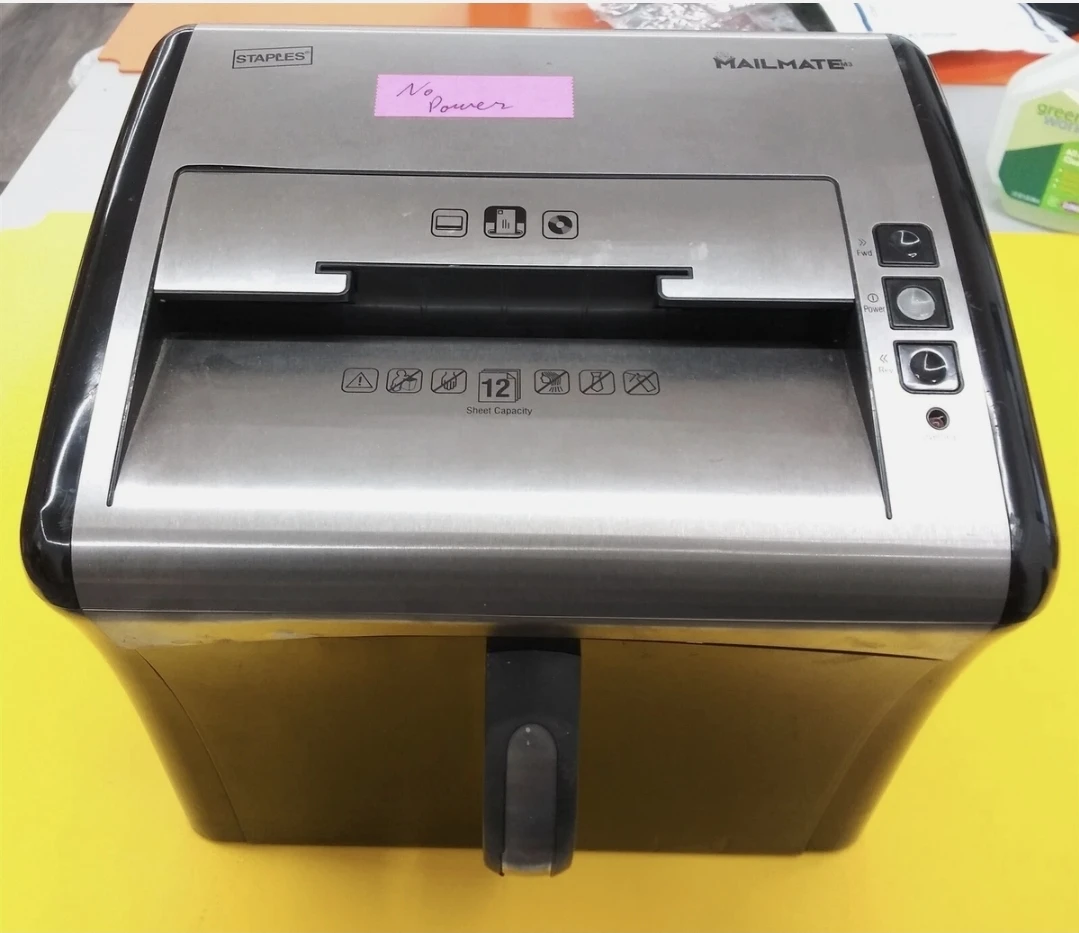 Staples Mailmate Paper Shredder