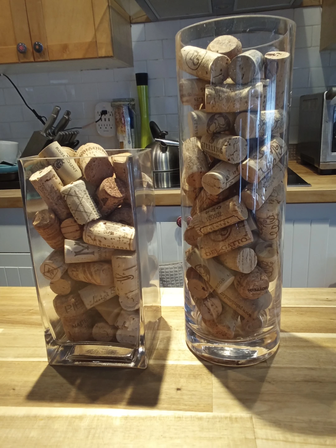 Set of 2 Glass Vases Filled with Wine Corks - photo 3