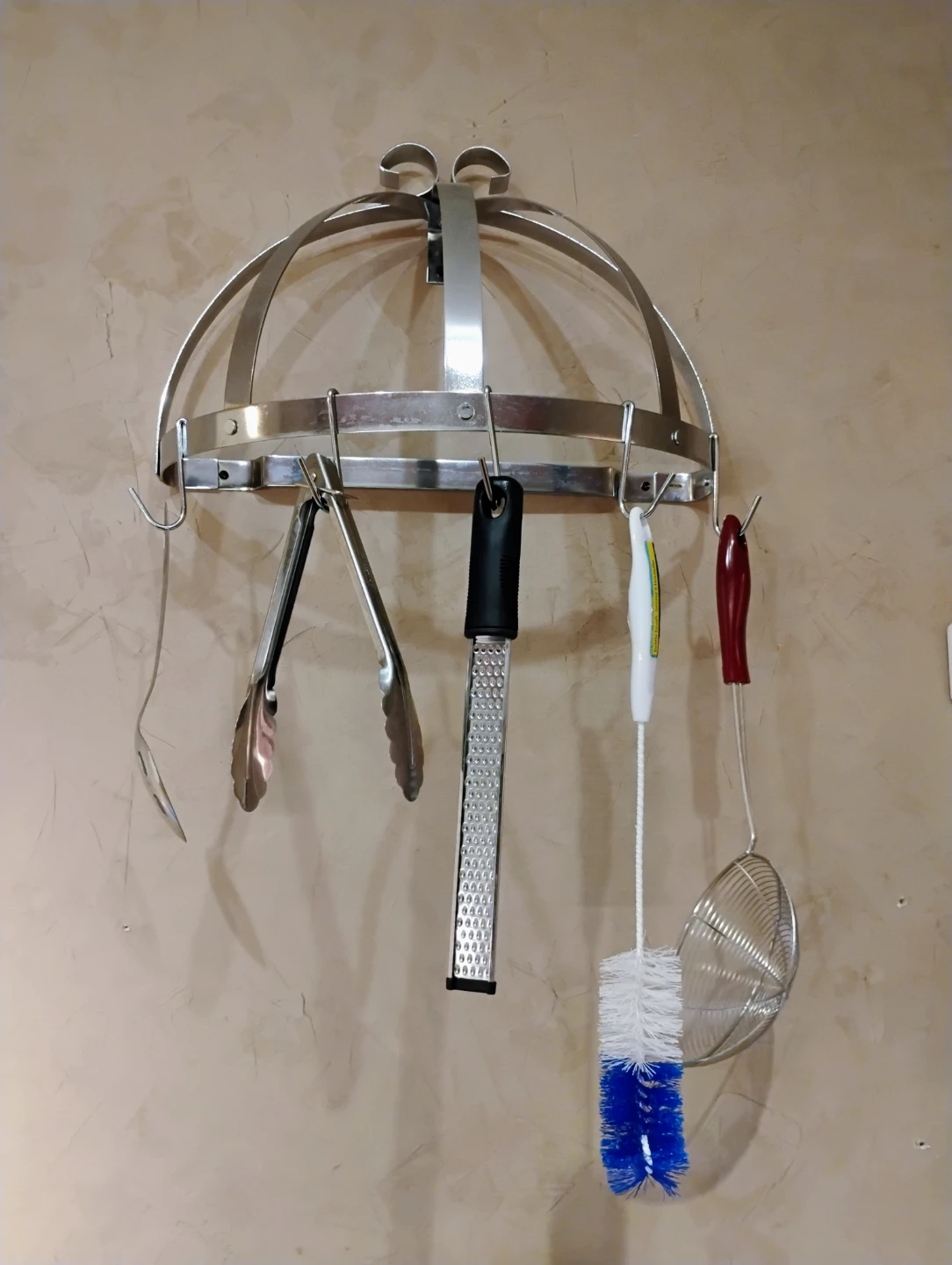 Wall-mounted pot rack for kitchen