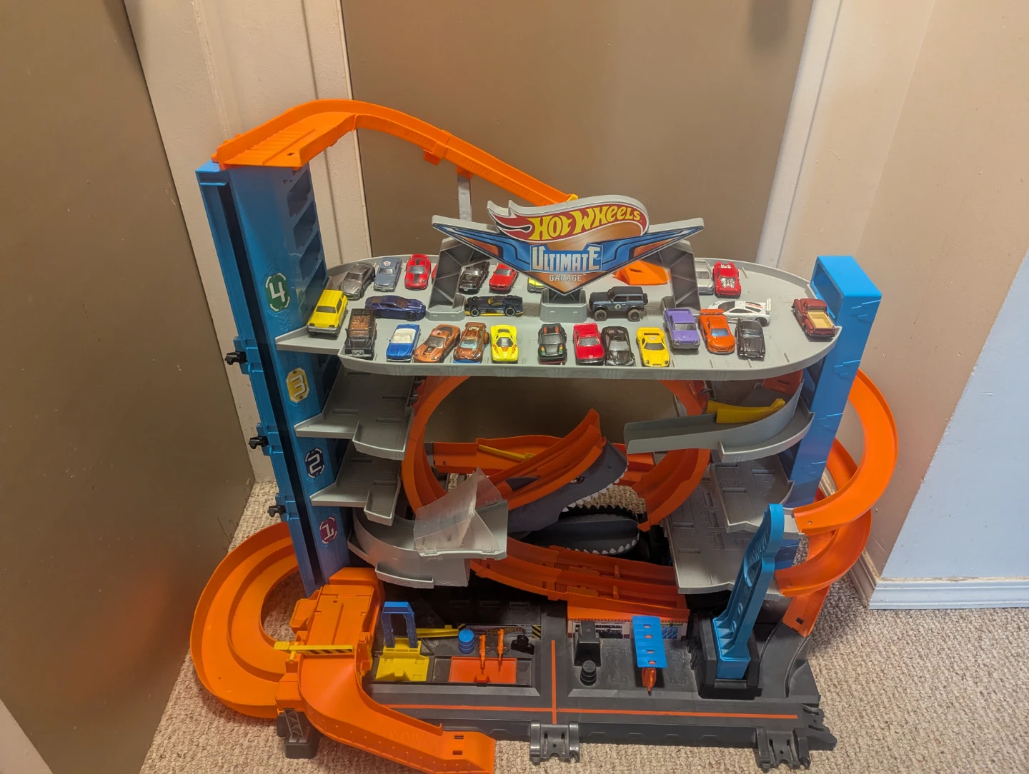 Hot Wheels Ultimate Garage Playset with Cars