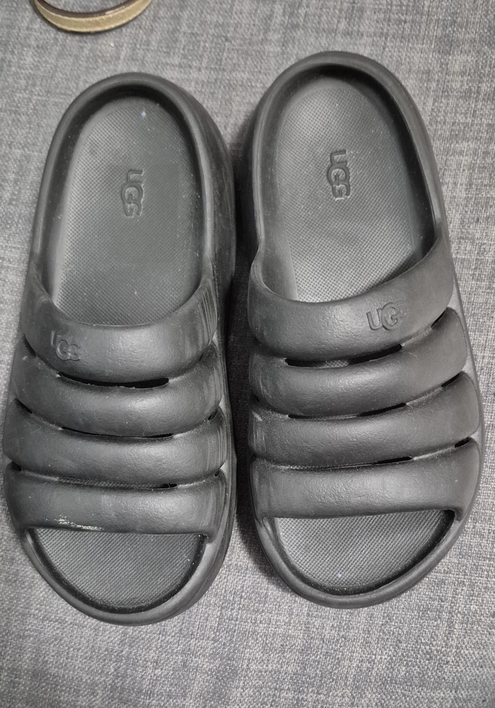 Kids unisex black UGG Slides - photo 4