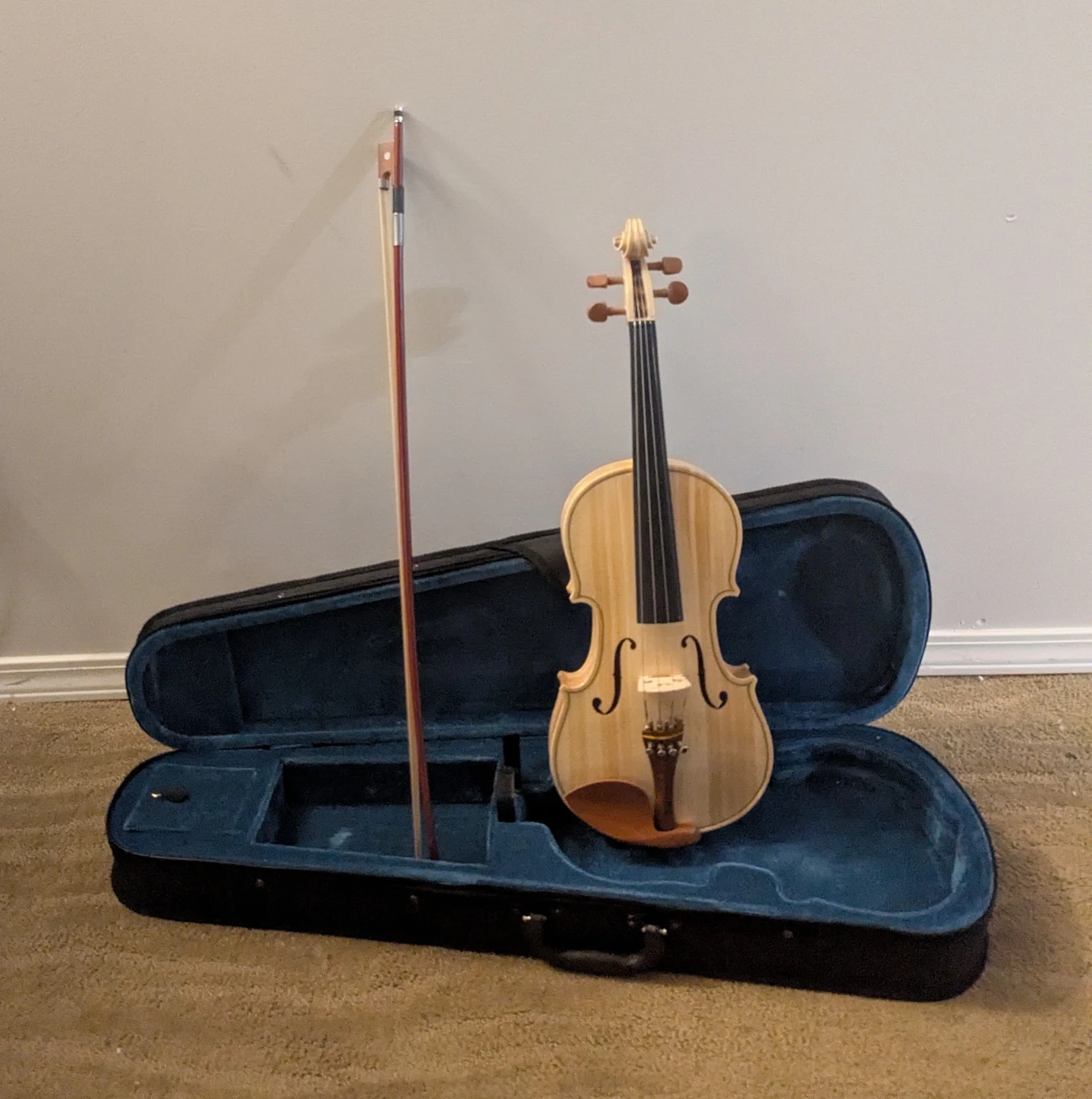 4/4 Beautiful Full Size Violin and Accessories
