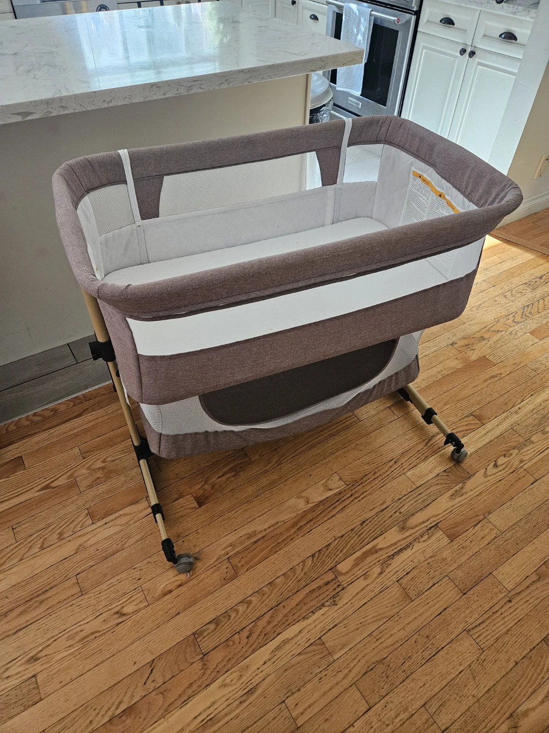 Baby bedside bassinet