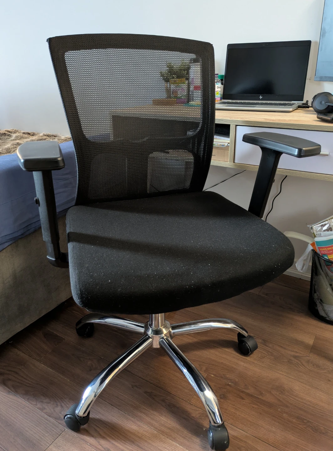 Black Mesh Office Chair with Adjustable height and armrest