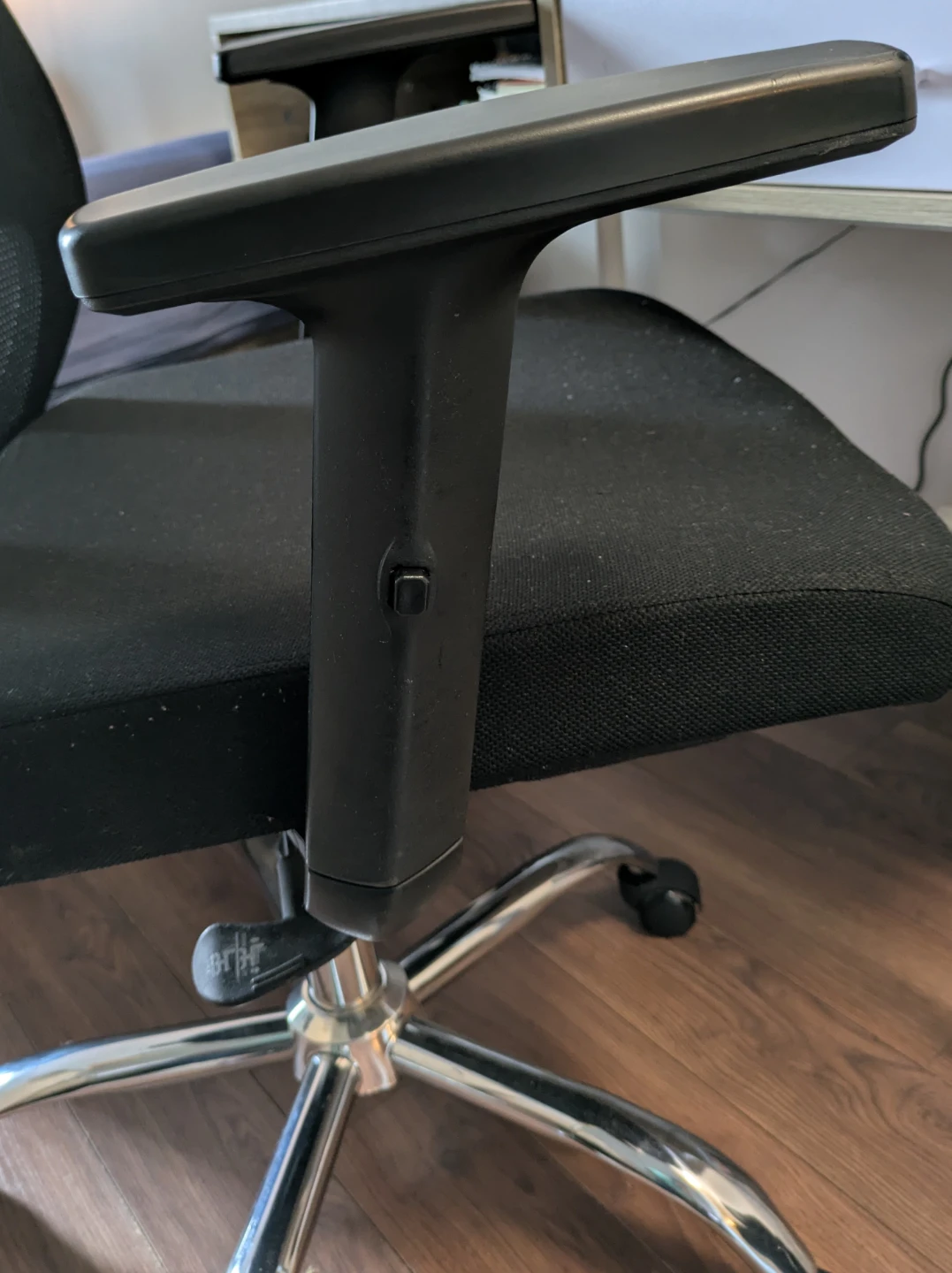 Black Mesh Office Chair with Adjustable height and armrest - photo 5