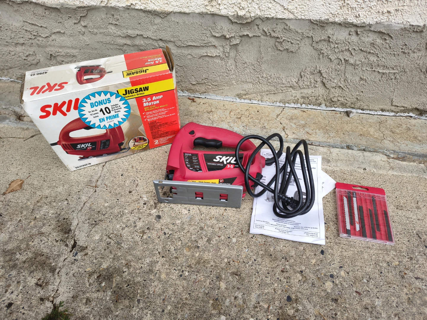 SKIL Jigsaw with 3.5 Amp Motor and Blades