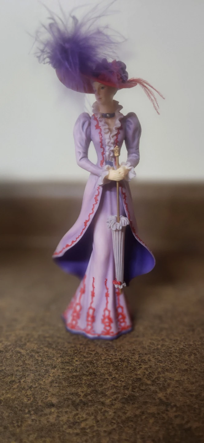 Victorian Lady Figurine with Parasol⚽️
