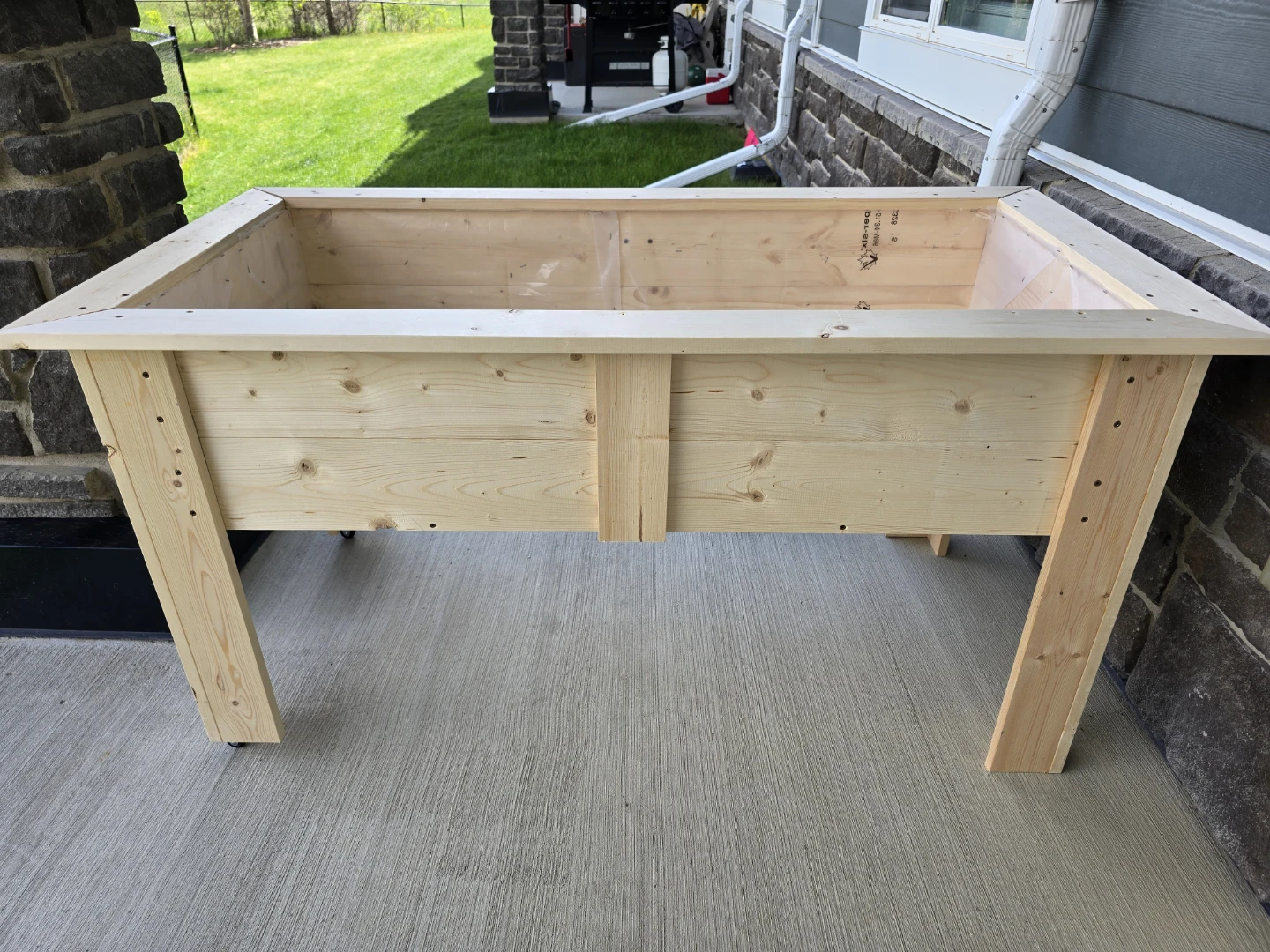 Raised garden bed