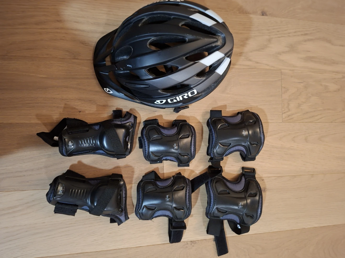 Giro Kids Bike Helmet and Pad Set
