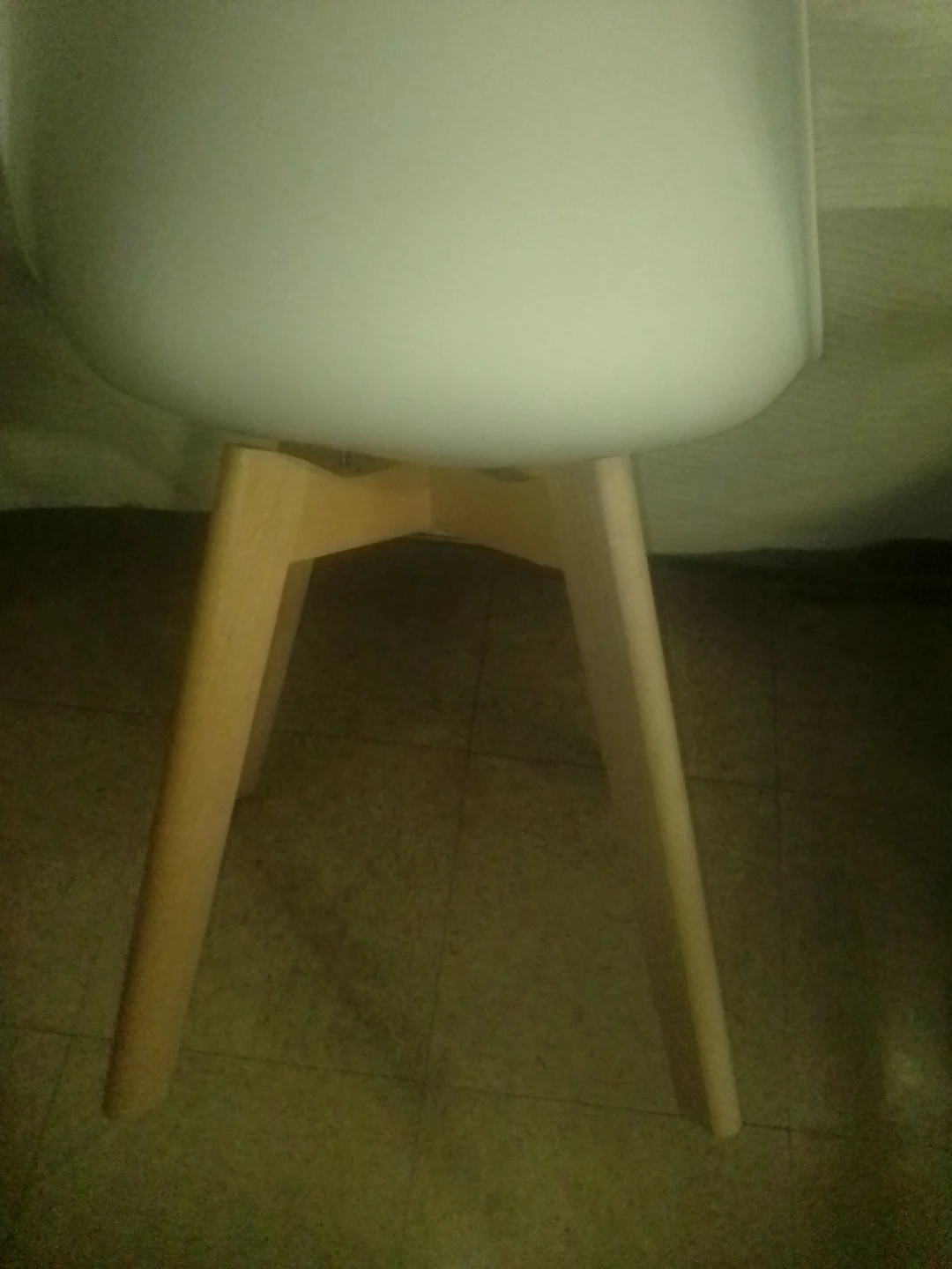 White accent chair with wooden legs - photo 2