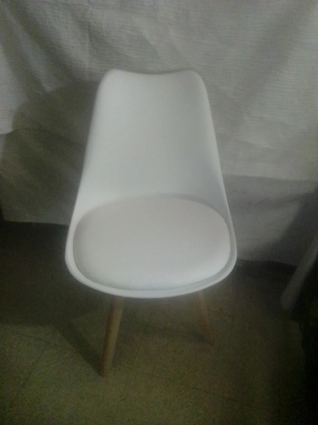 White accent chair with wooden legs - photo 3
