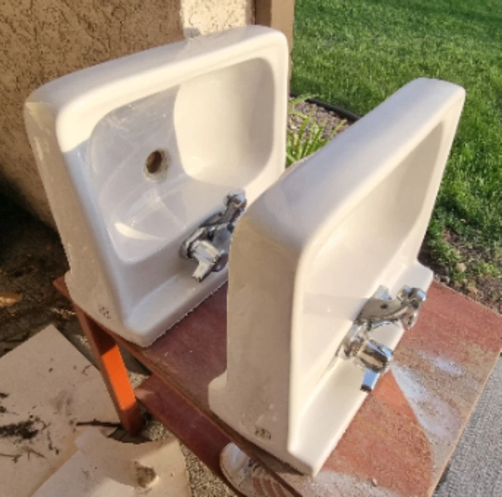 White Wall-Mounted Sink with Chrome Faucets - photo 3