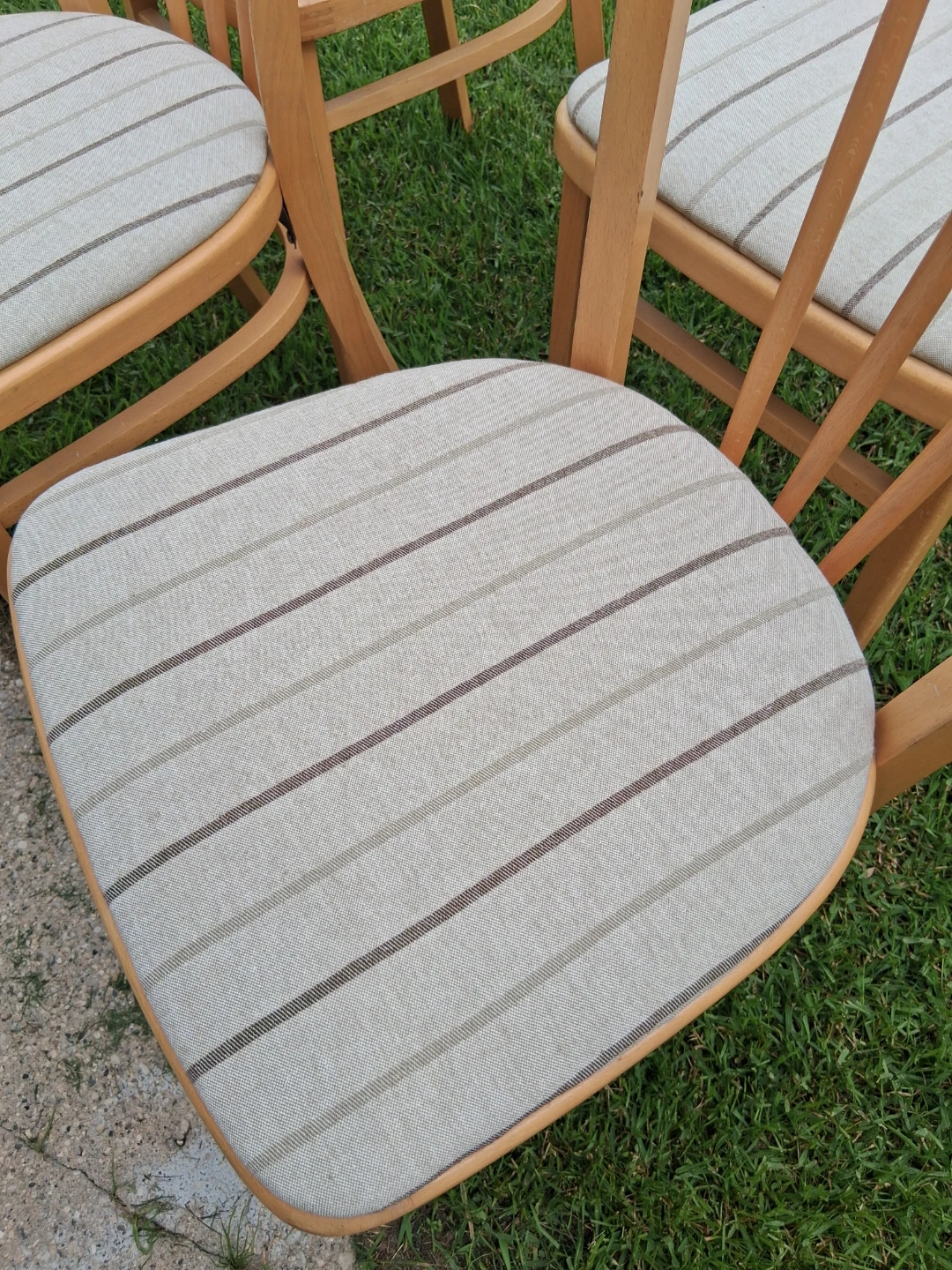 Set of 4 Wooden Chairs with Striped Upholstery - photo 4