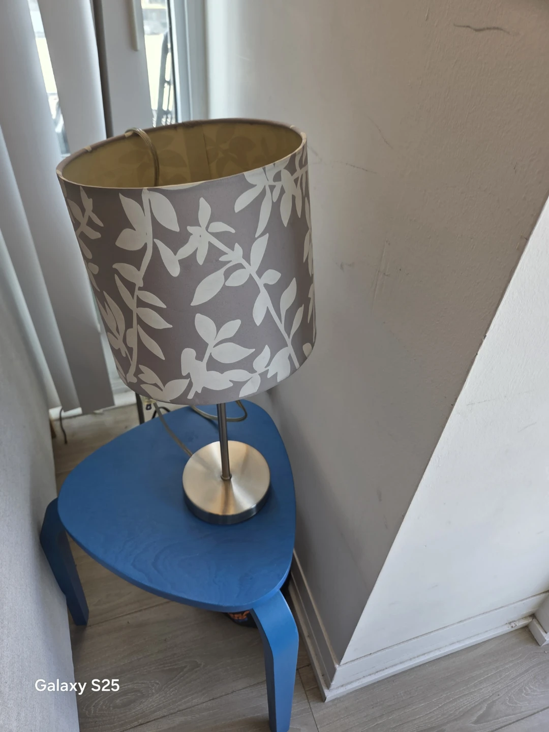 Table Lamp with Leaf Pattern Shade - photo 2