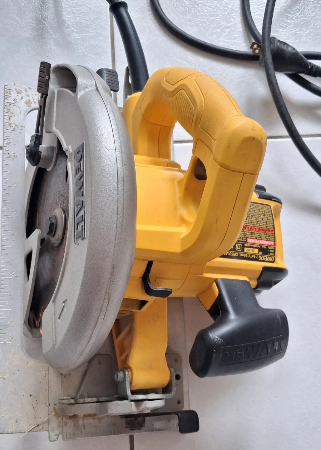 DEWALT DWE575 7-1/4" Circular Saw - photo 3