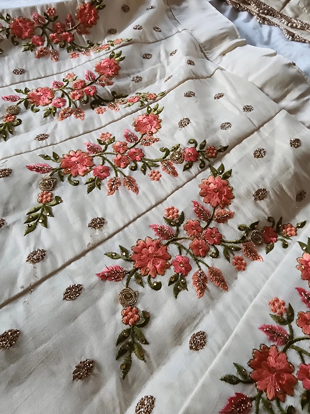 Cream Floral Embroidered Lehenga with Peach Dupatta - photo 3