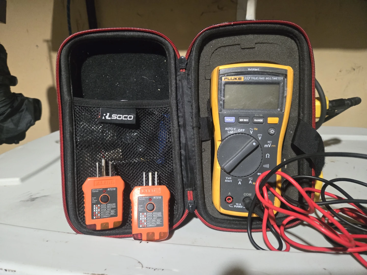 Fluke 117 True RMS Multimeter with Case and Testers