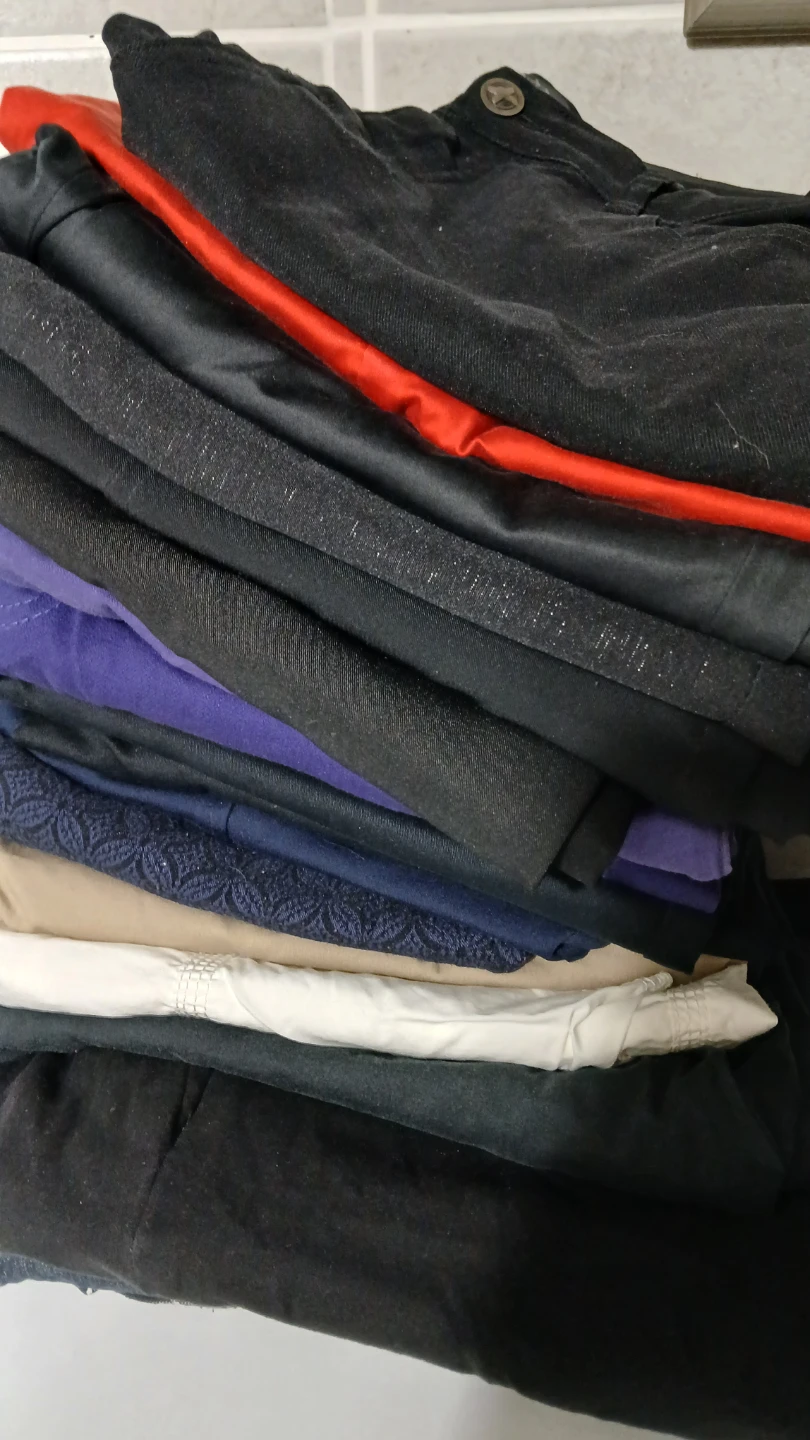 18 pairs of ladies  pants for $20.00 - photo 2