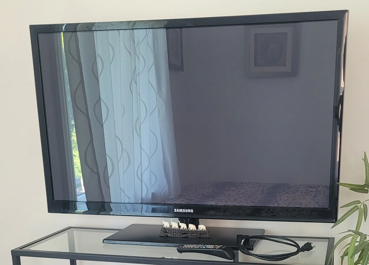 43" Samsung TV with original remote