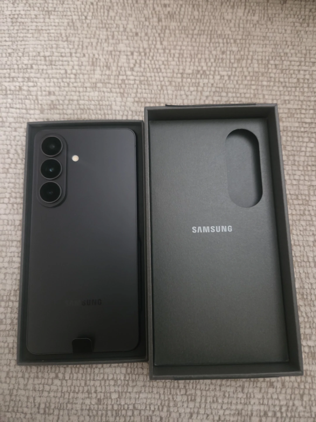Brand New Samsung Galaxy S26 Smartphone 256gb - photo 3