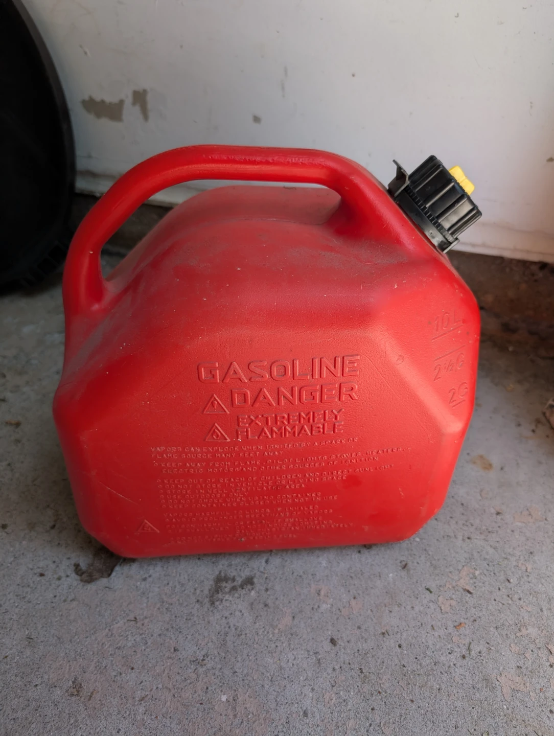 Scepter 2 1/2 Gal / 10L Red Gasoline Fuel Can